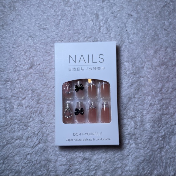 Elegant Press on Nail Set - Picture 2 of 4